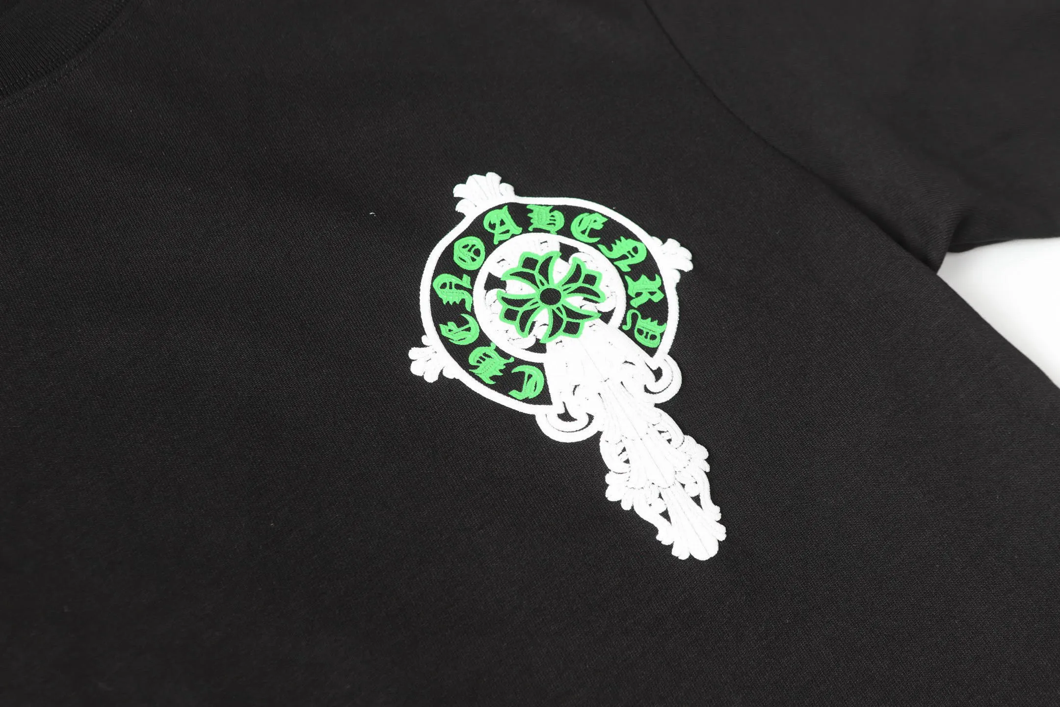 🅿️180 Chrome hearte/Chrome heart ch 25ss early spring new cross foam short sleeves. A must-have item for daily commuting for men and women in light luxury. The correct version is welcome to compare. Detailed features ·280 grams of 100% cotton double yarn jersey fabric ·Special thickened 32 pieces of double-strand 1x1 thread in the same cylinder ·Double-needle stitching process ·Original main mark washed hangtag COLOUR: black white SIZE: s xl